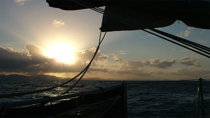 Sonne auf dem Meer beim Segeln