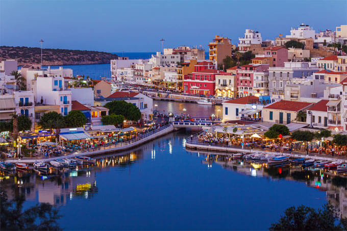 Am See in Agios Nikolaos am Abend