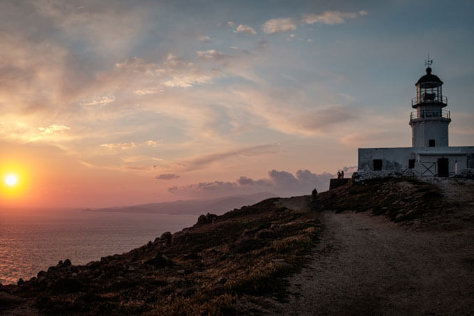 Der Leuchtturm Armenistis auf Mykonos bei Sonnenuntergang