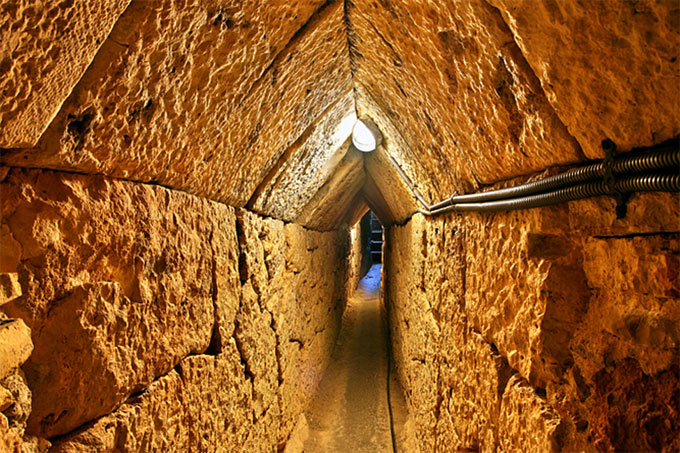 Im Tunnel des Eupalinos
