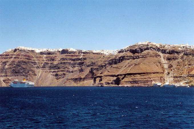 Steilküste vor Santorini